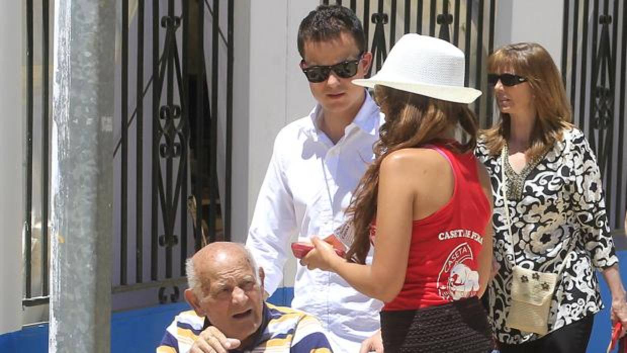 Una mujer joven reparte folletos en la Feria de Nuestra Señora de la Salud