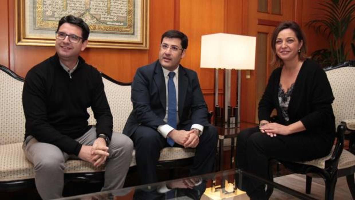 Pedro García, Jesús León e Isabel Ambrosio, esta miércoles, en el Ayuntamiento