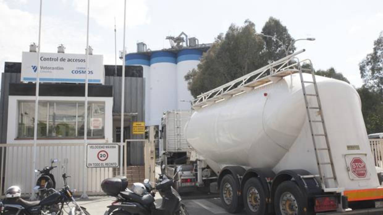 Un camión entra en la factoría de Cosmos