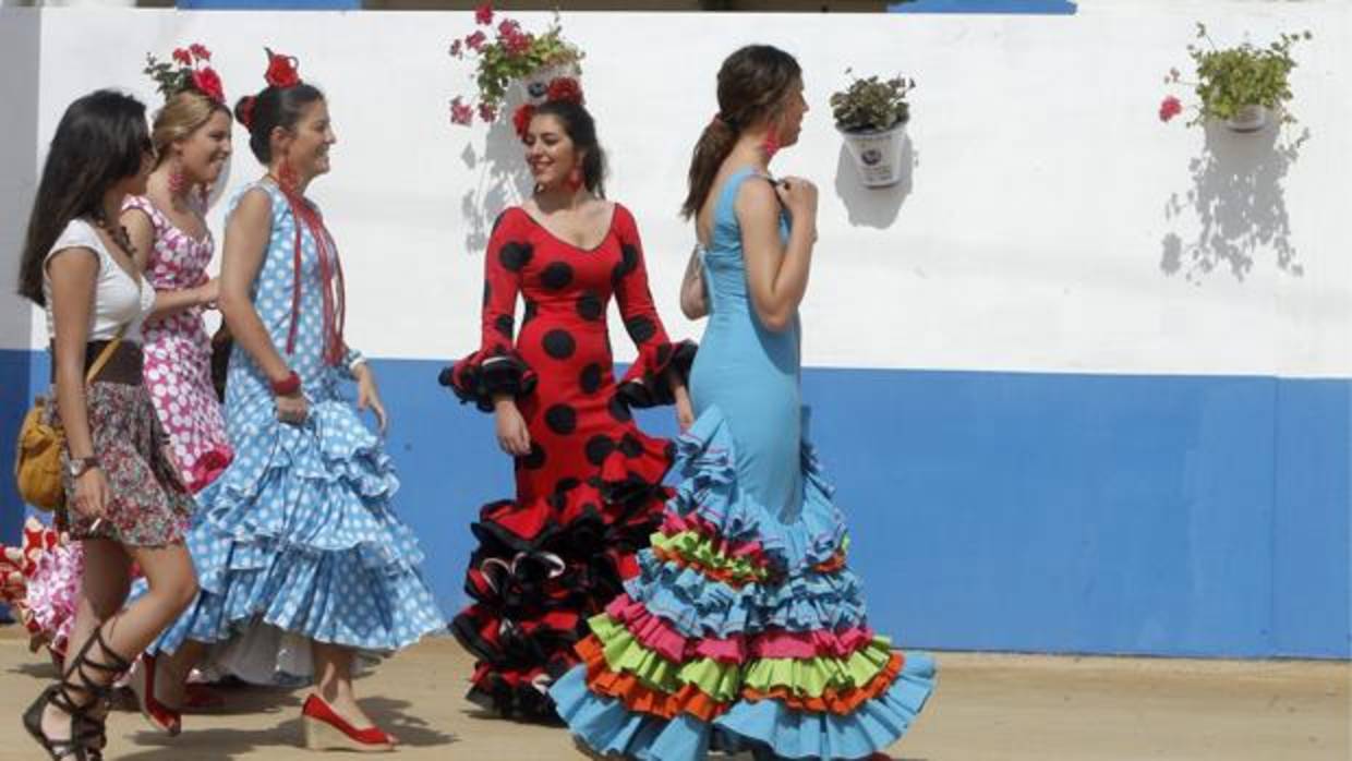 Un grupo de jóvenes en El Arenal
