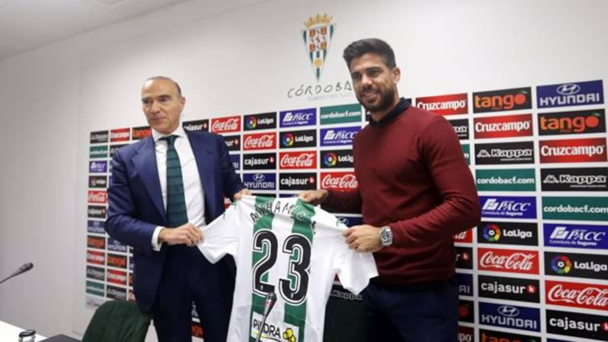 Luis Oliver posa con Aythami en la sala de prensa del estadio El Arcángel