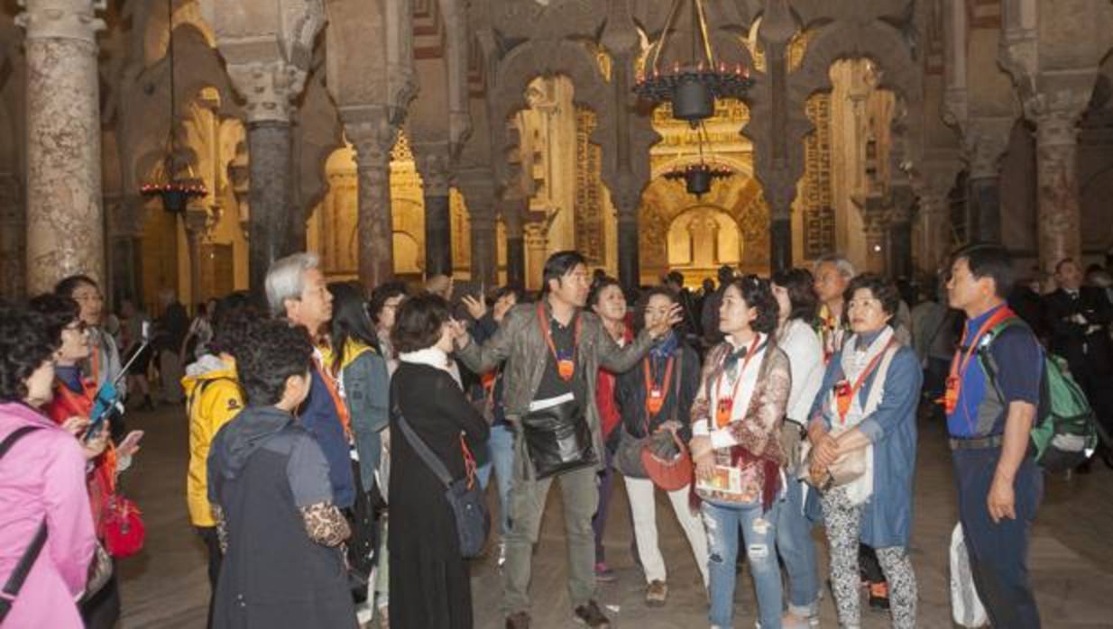 Turistas en el interior de la Mezquita-Catedral