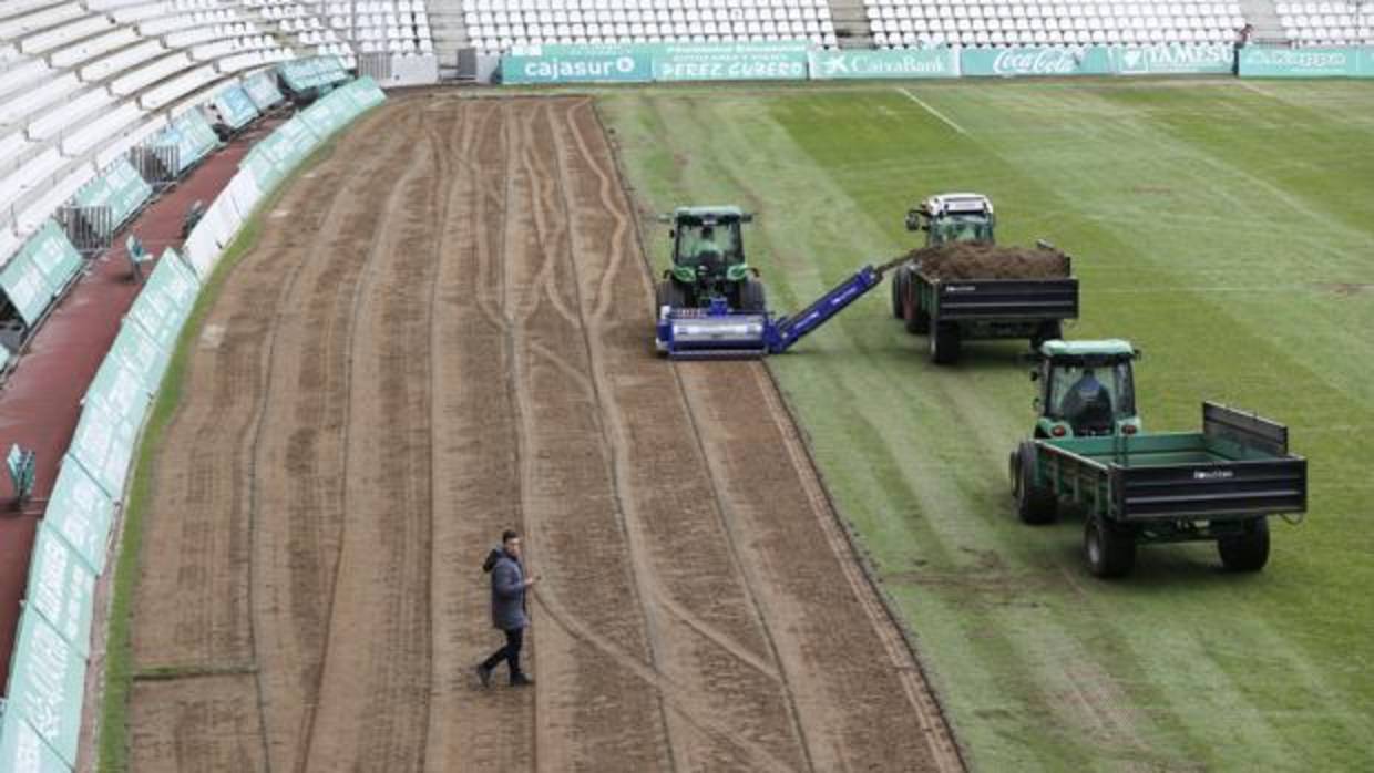 Tres tractores han comenzado este martes la retirada del césped del estadio