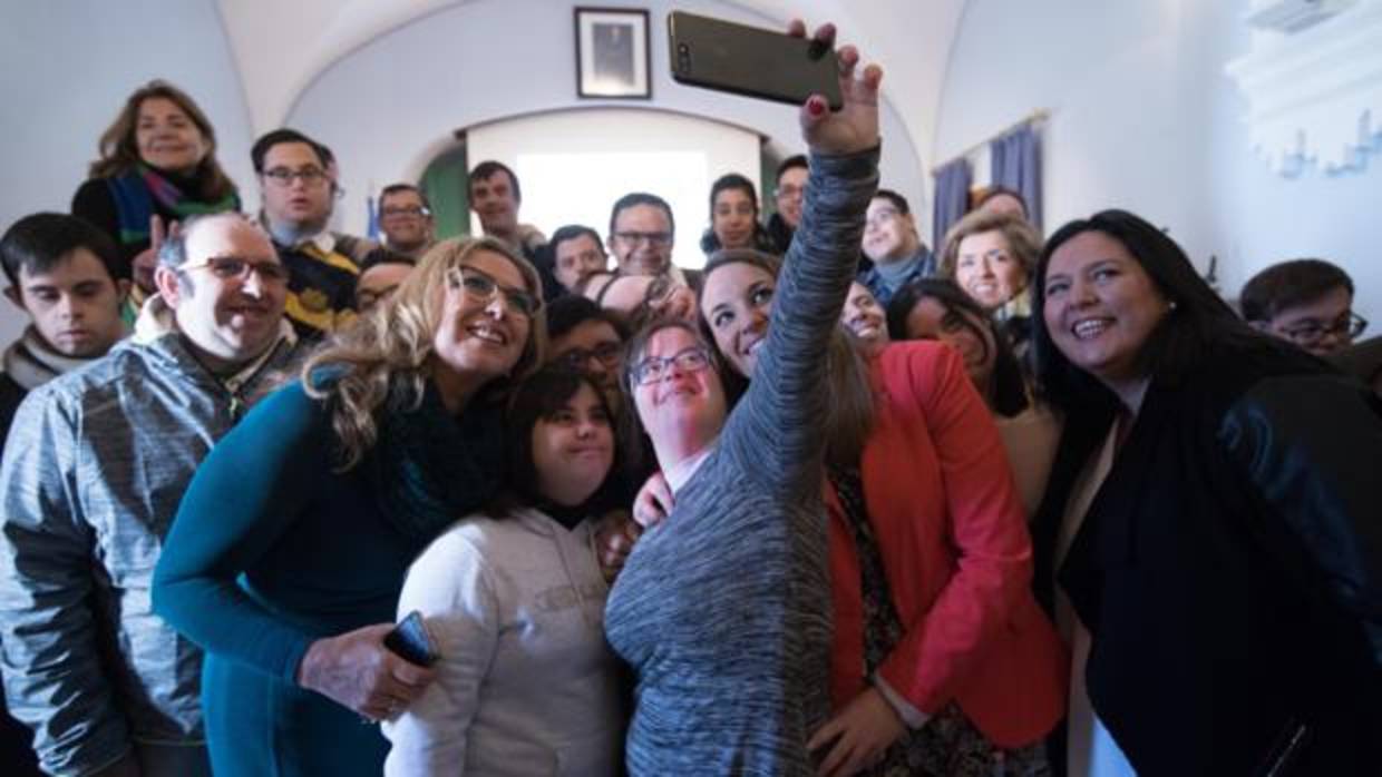 Los jóvenes asistentes a la entrega de premios se hacen un selfie con las autoridades