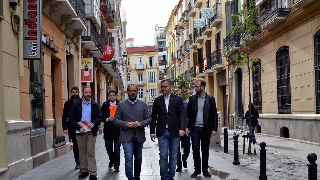 El portavoz de Ciudadanos, Juan Cassá, visitó ayer el entorno del palacio «okupado»