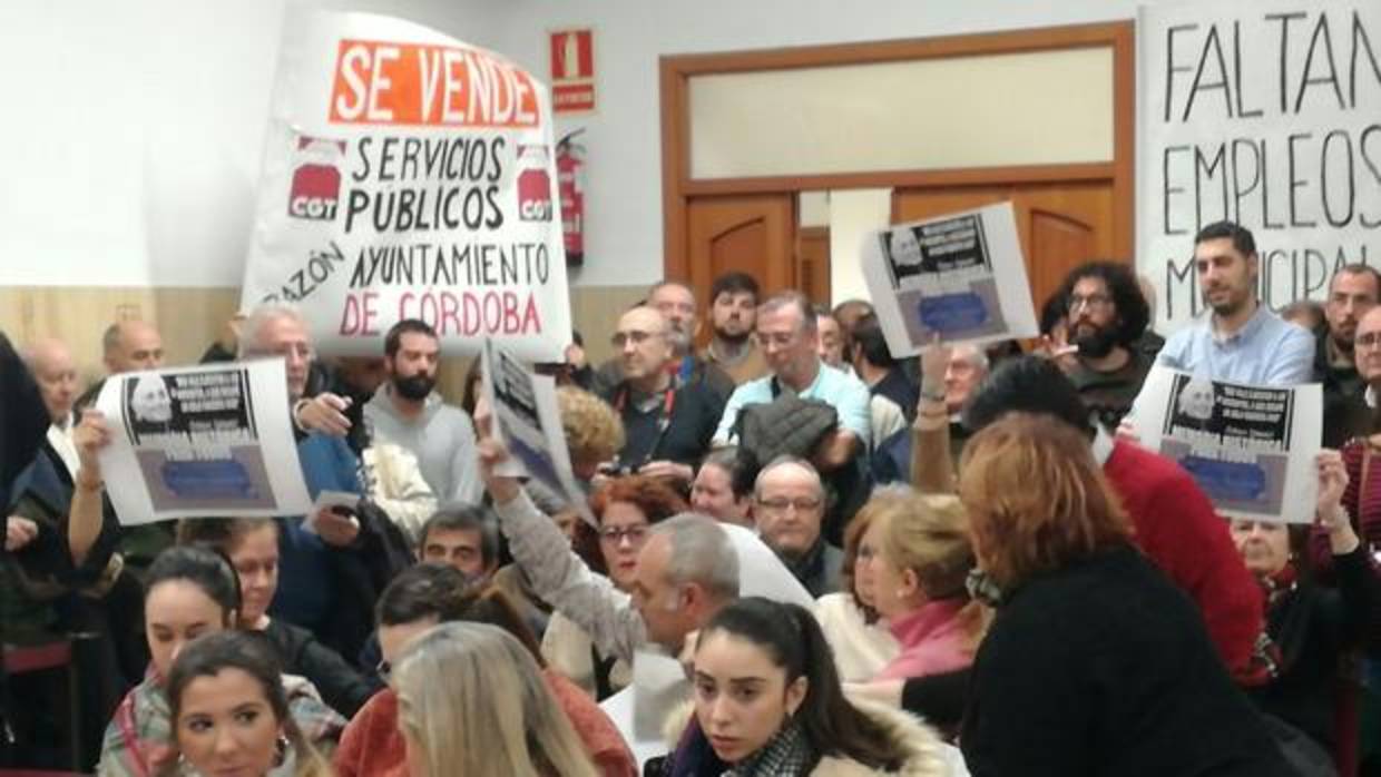 Varias personas portan carteles pidiendo que se retire la calle a Dolores Ibarruri