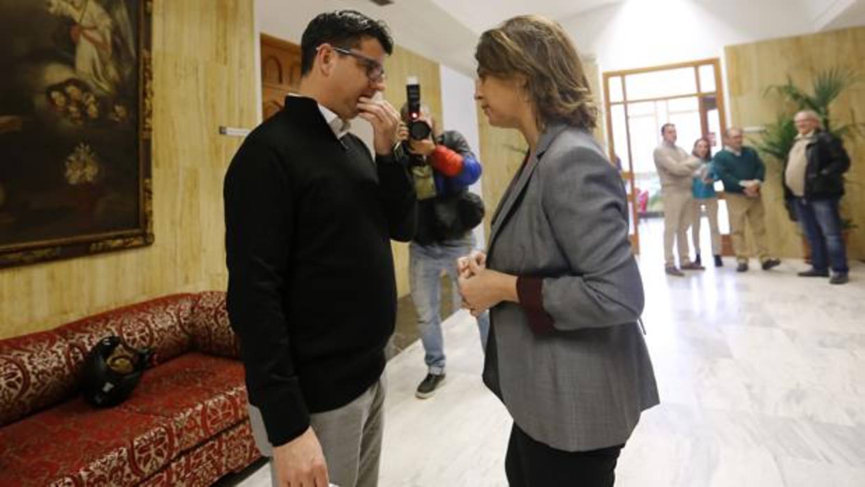 El edil de Urbanismo, Pedro García (IU), y la alcaldesa, Isabel Ambrosio (PSOE), ayer antes del Pleno