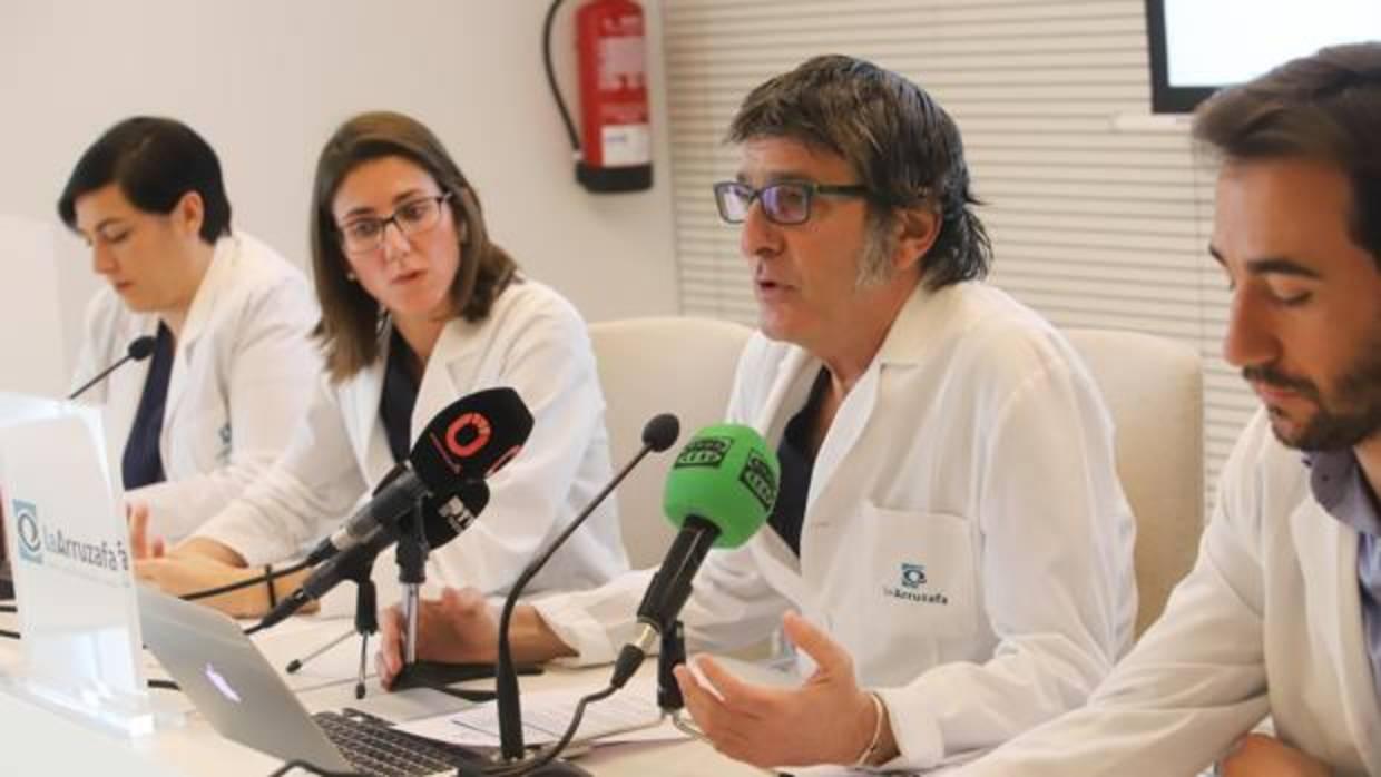 En el centro, el doctor Villarubia junto al equipo médico de trasplantes de córnea en La Arruzafa