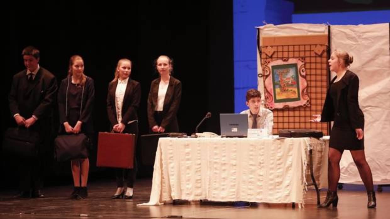 Cinco de los estudiantes que participaron ayer en la representación en el Teatro Góngora