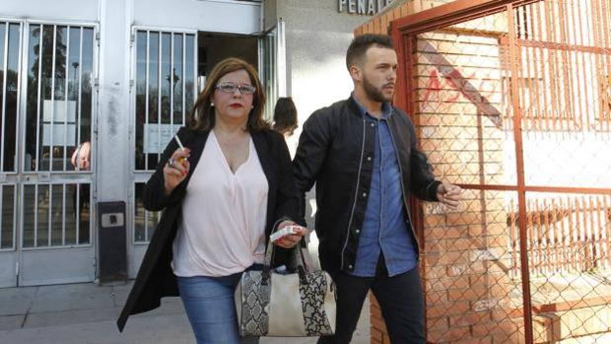 La presidenta de Guadalquivir Futuro, con su hijo (también imputado), tras declarar en el juzgado