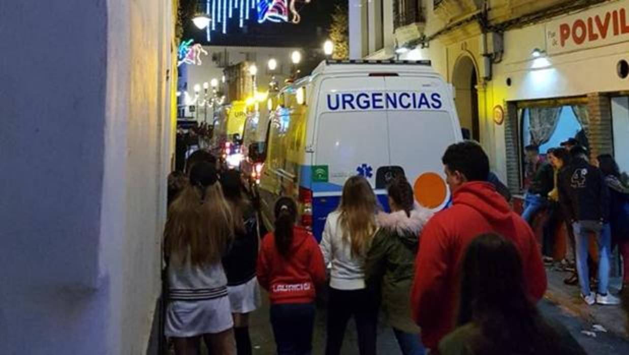 Calle cortada al tráfico por la concentración de jóvenes el sábado en Juan Bernier