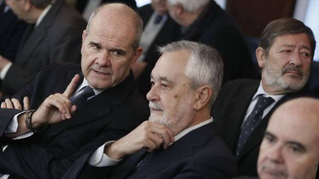 Manuel Chaves y José Antonio Griñán en el juicio del caso ERE. En segunda fila, Guerrero
