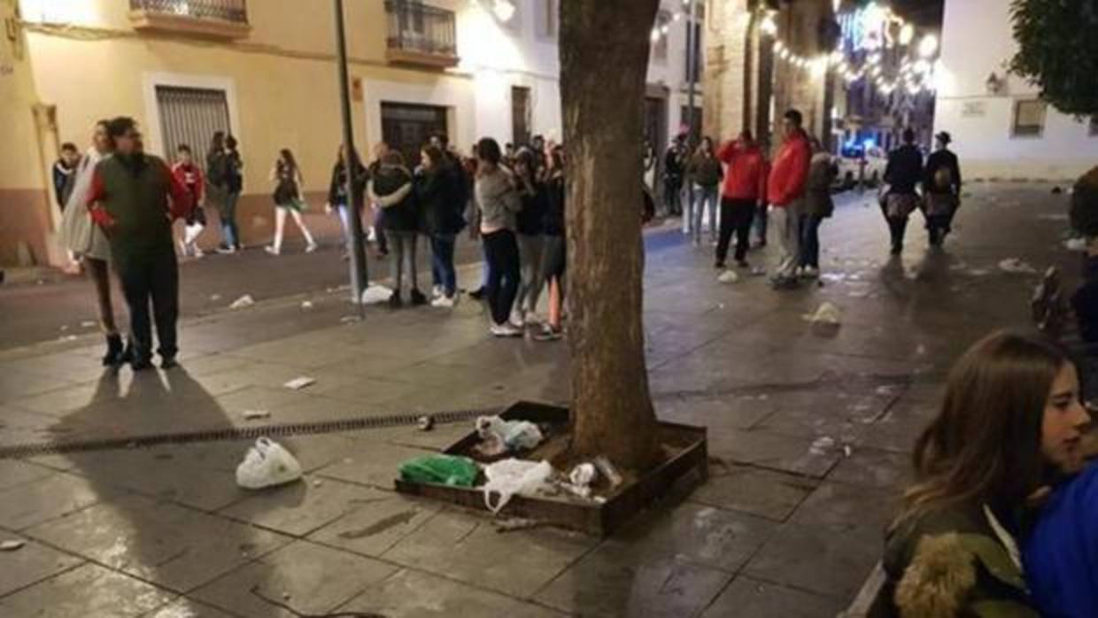 Estado en que quedó la plaza Juan Bernier tras el macrobotellón de Carnaval