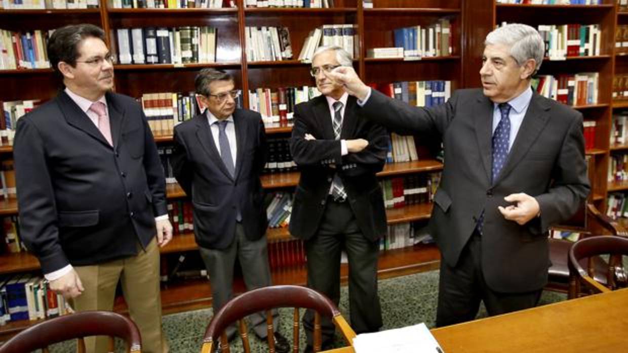 Sorteo de la sala en el juicio del caso ERE. Pedro Izquierdo (primero por la izquierda)