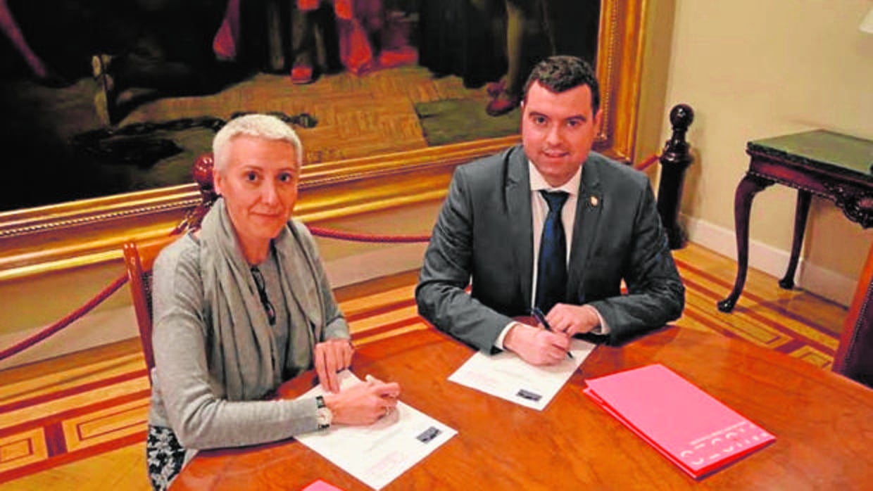 Inmaculada Corcho y José Manuel Mármol, en la firma del nuevo convenio