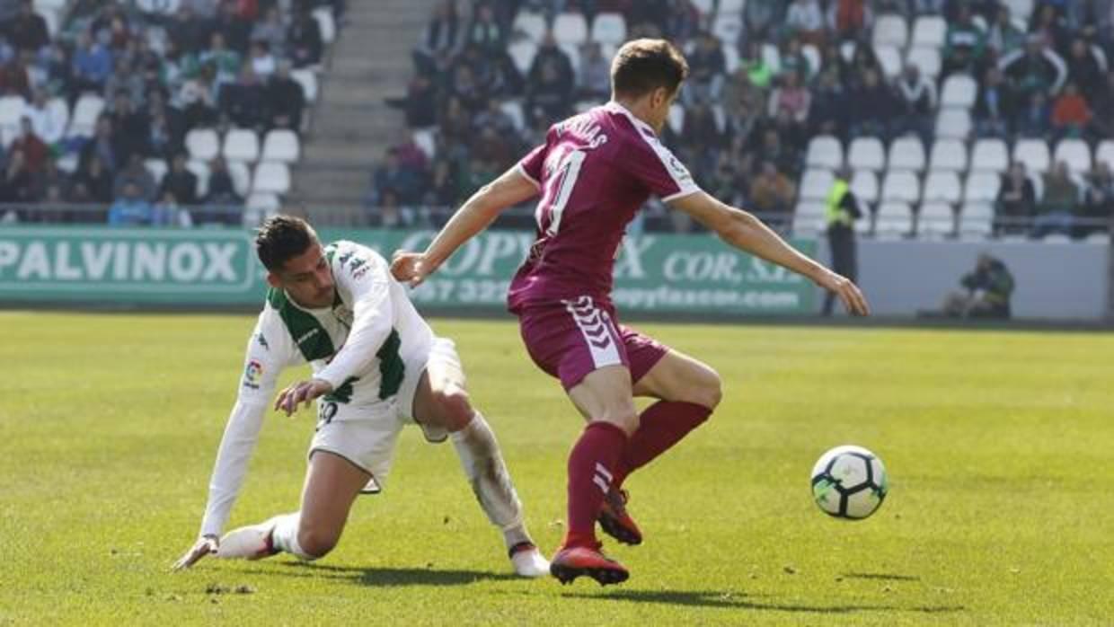 Javi Noblejas ha debutado con el Córdoba CF en Liga y persigue a Hervias, del Valladolid