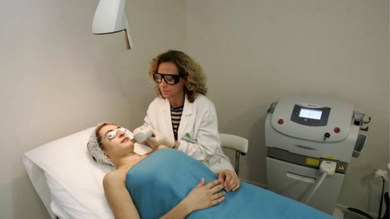 Una paciente recibe tratamiento en una clínica estética