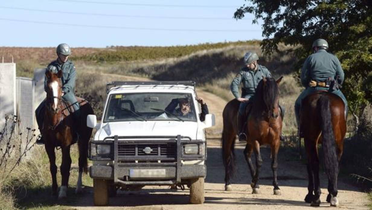 Labores de vigilancia y control de una patrulla de agentes en el campo