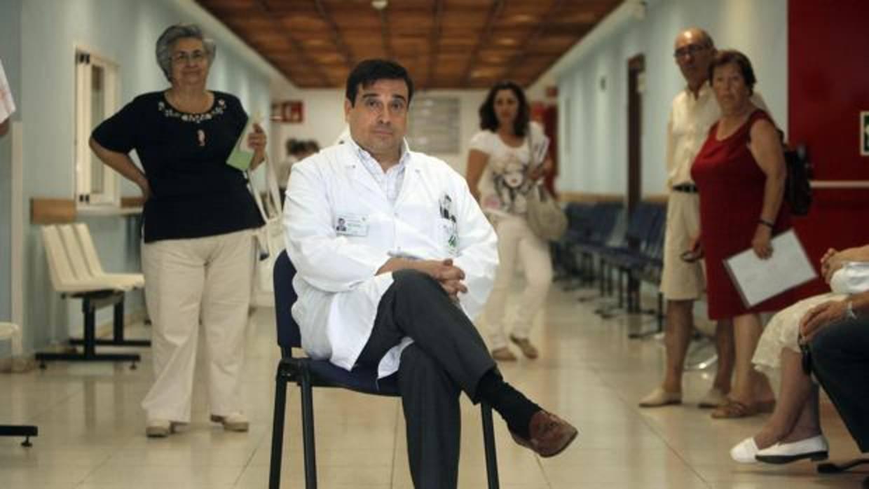 Enrique Aranda, en uno de los pasillos de oncología del Hospital Reina Sofía