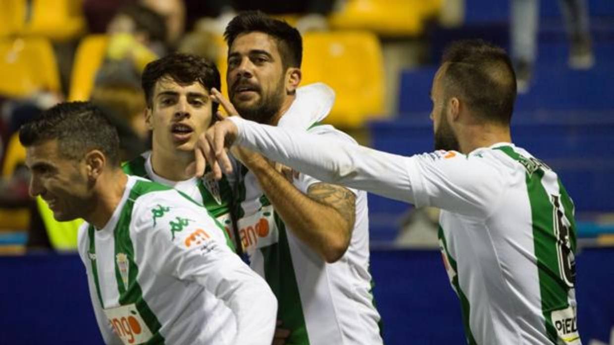 Aythami celebra con sus compañeros el gol del triunfo en Alcorcón