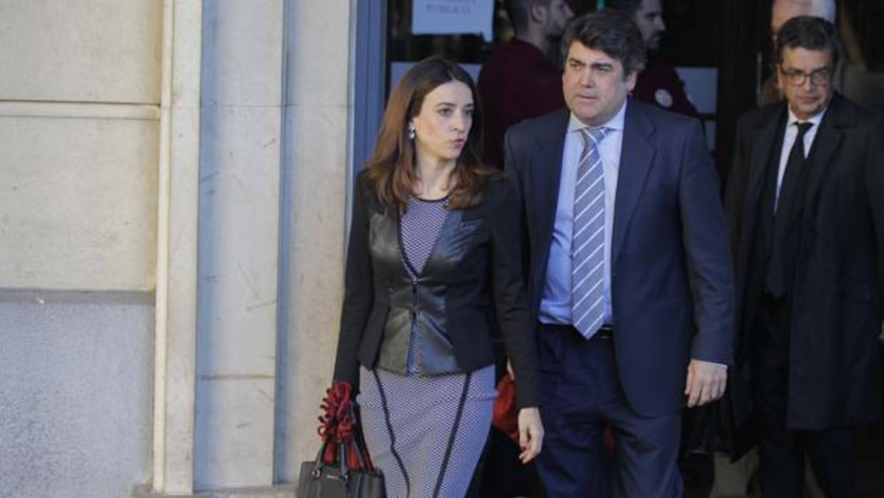 Lourdes Fuster y Luis García Navarro, a su salida de la Audiencia de Sevilla