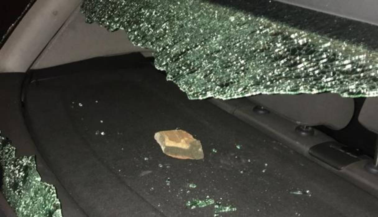 Así quedo el coche del agente apedreado por los narcos