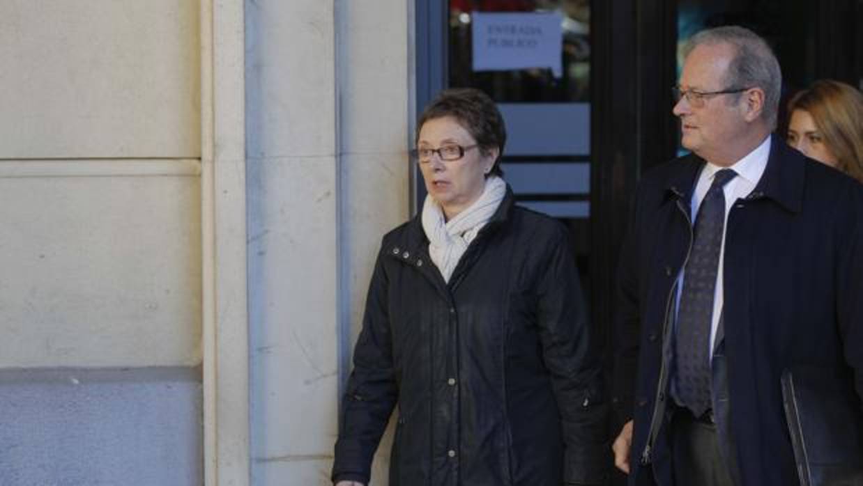 Carmen Martínez Aguayo, con su abogado, Víctor Moreno Catena, a su salida de la Audiencia de Sevilla