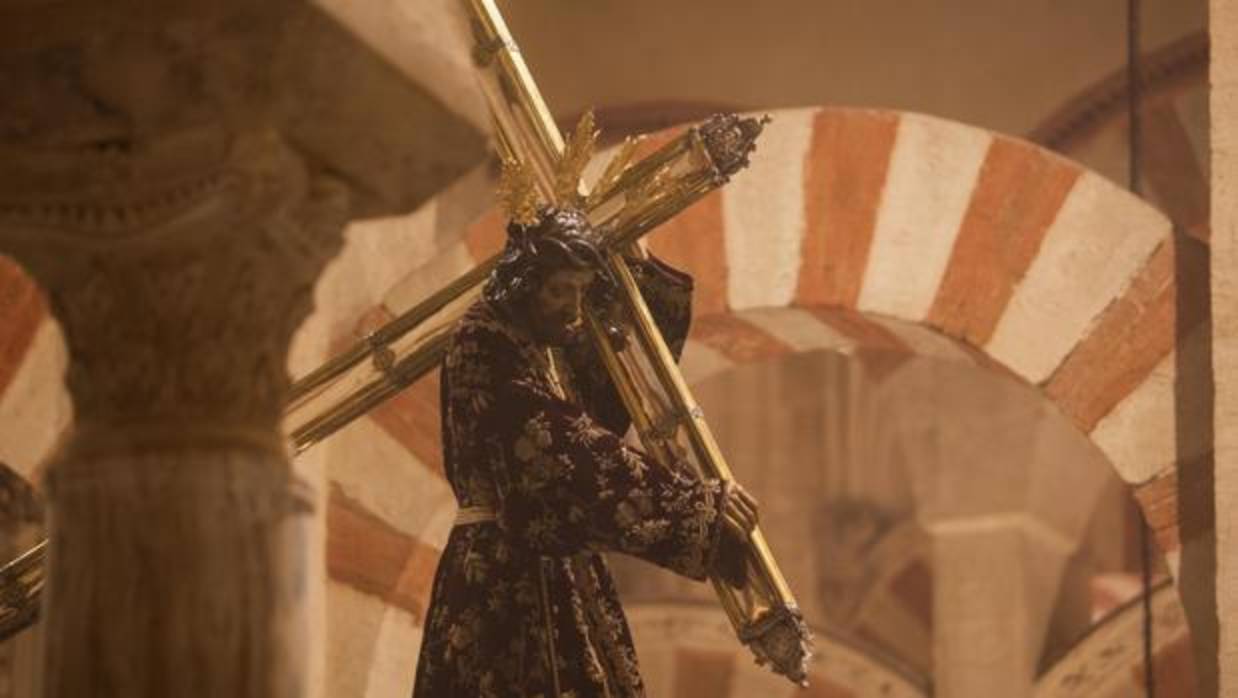Nuestro Padre Jesús Nazareno, en la Mezquita-Catedral, en la Semana Santa de Córdoba