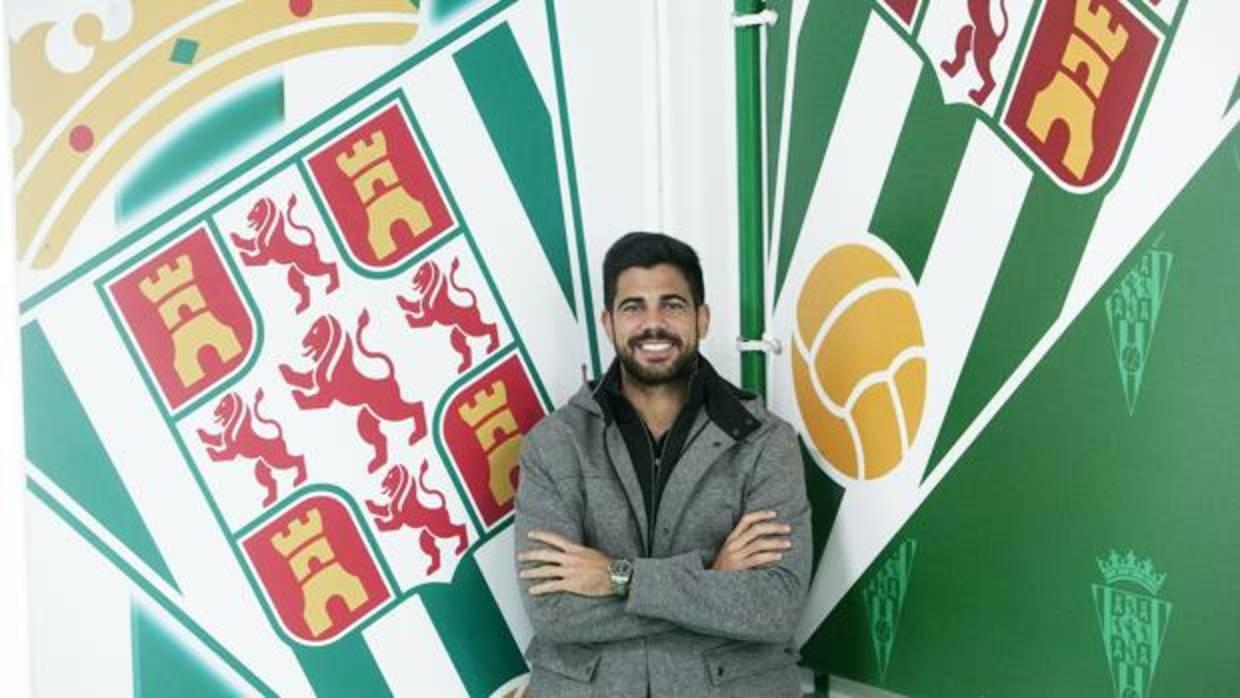 Aythami, junto a los escudos del Córdoba CF del túnel de vestuarios