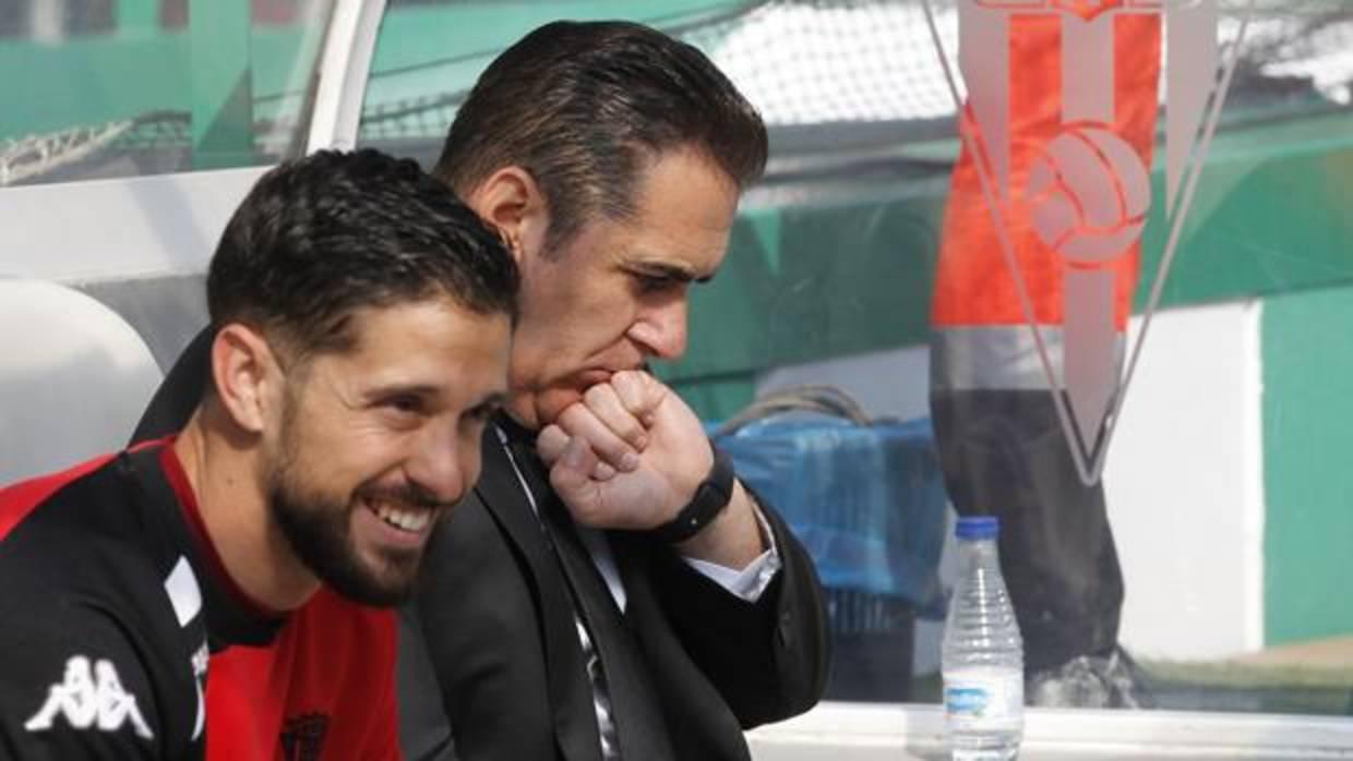 José Ramón Sandoval, a la derecha, junto al preparador físico Cristóbal Fuentes