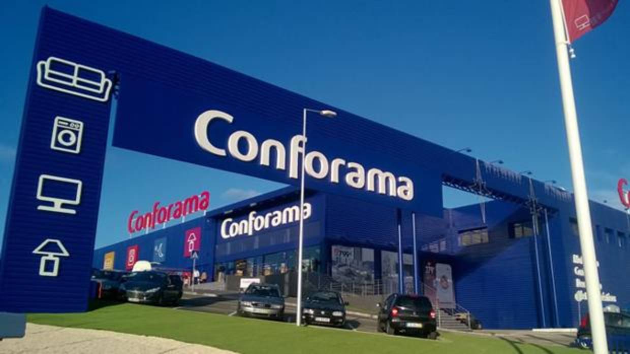 Entrada a un establecimiento de Conforama, que pronto abrirá en Córdoba