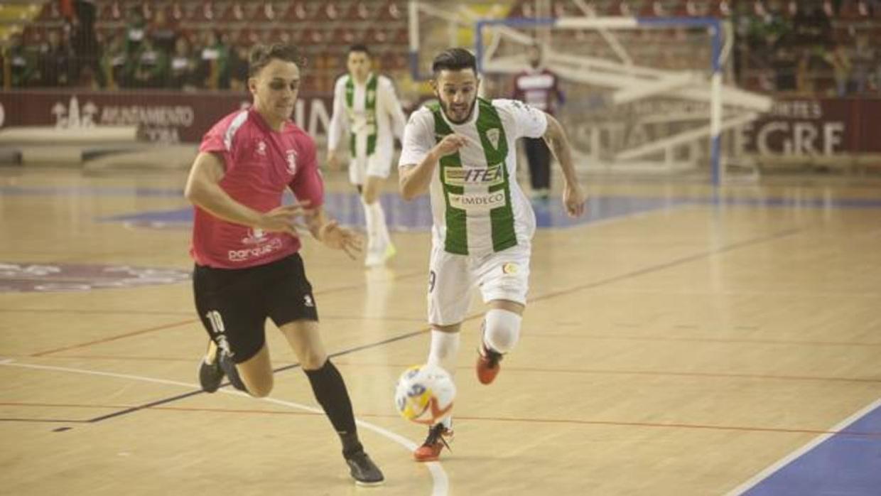 David Leal presiona la salida del balón ante un rival del Tenerife Iberia Toscal