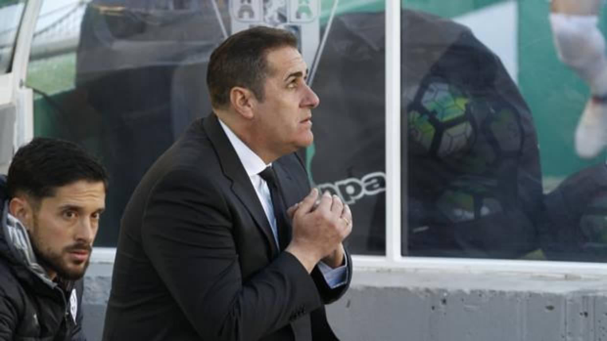 José Ramón Sandoval en el banquillo del estadio El Arcángel contra el Club Deportivo Lugo