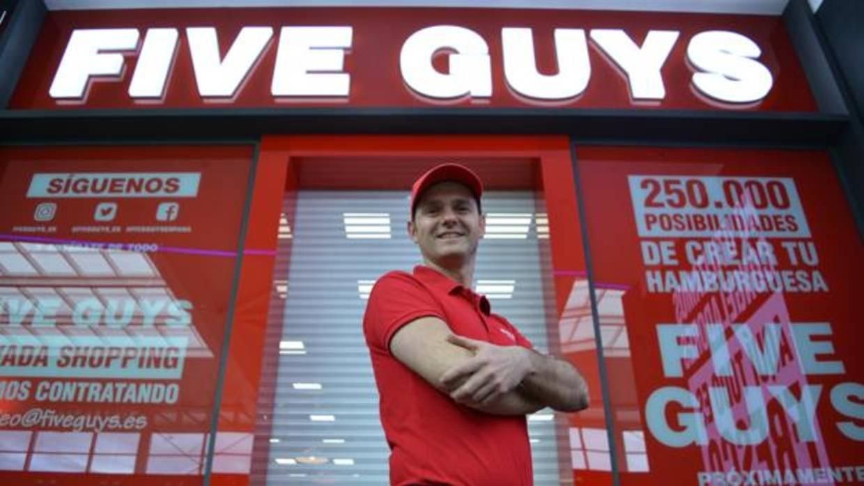 El director general de Five Guys España, Daniel Agromayor, en la hamburguesería de Granada.