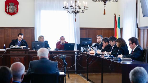 El Constitucional frustra el último recurso de la Junta para perseguir los delitos de corrupción en los ERE