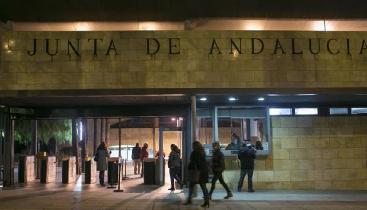 Funcionarios entrando a trabajar en el edificio de Torretriana en Sevilla