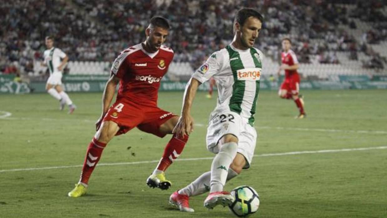 Jovanovic conduce el balón en el Córdoba-Nástic de la primera vuelta