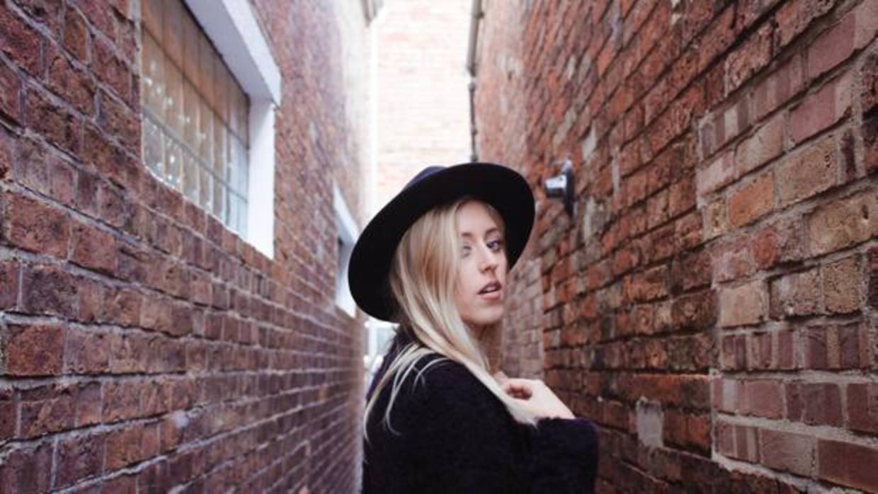 Ana en un callejón de Londres desde donde añora su tierra