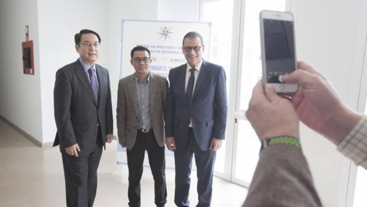 El embajador chino en España junto al secretario general de CECO