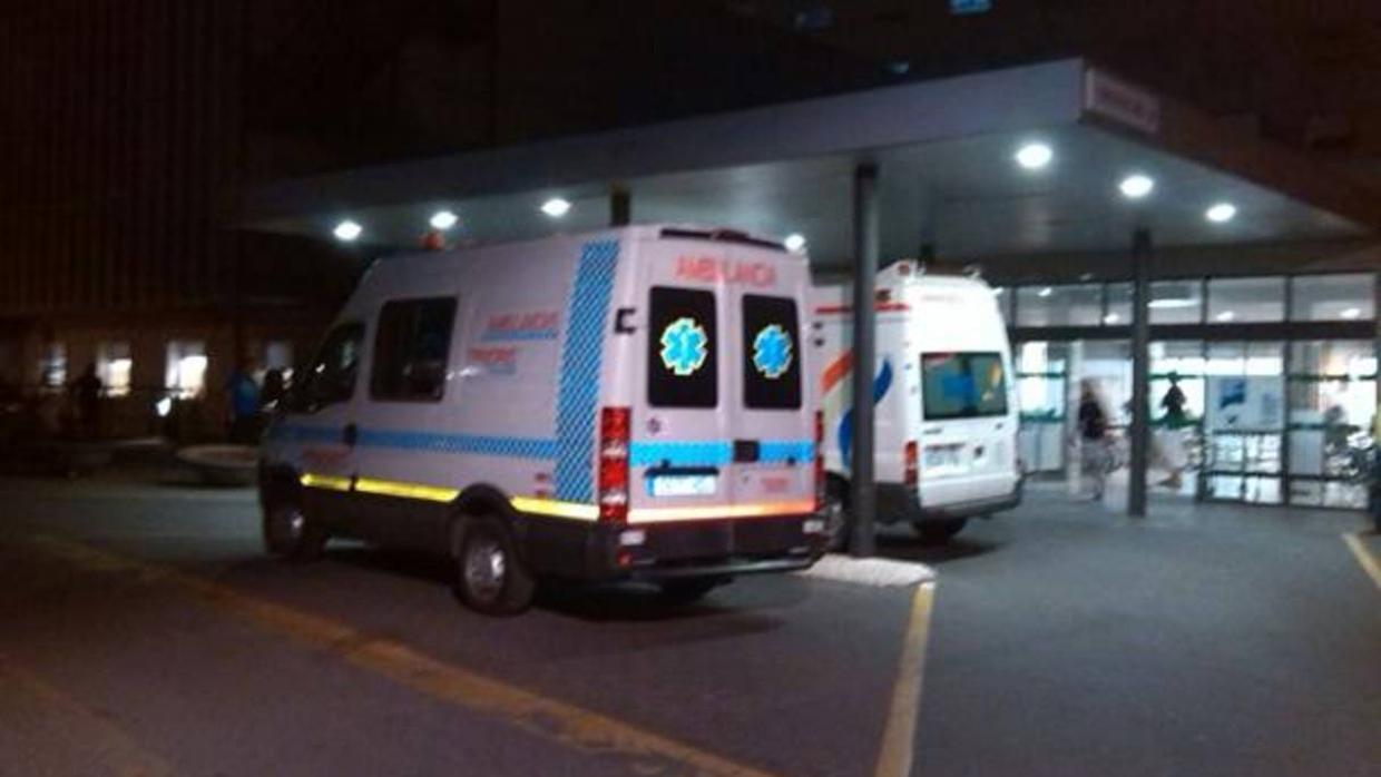 Ambulancias de servicio en un hospital andaluz