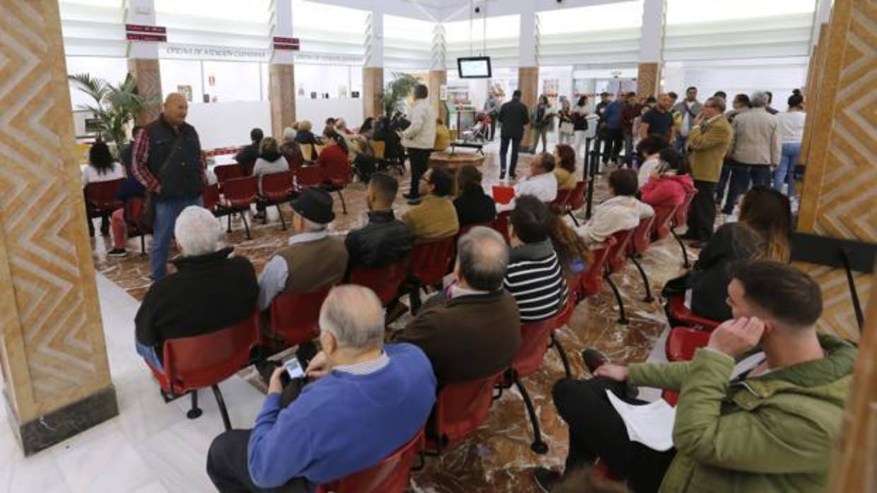 Usuarios esperando su turno en la Oficina Atención Ciudadana de Córdoba