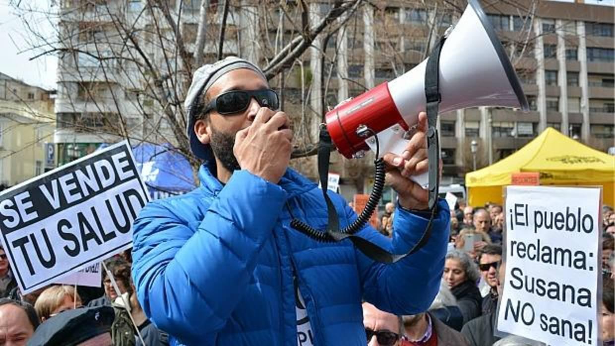 El médico Jesús Candel, conocido como Spiriman, en una manifestación en Granada.