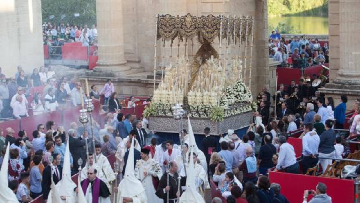 La Virgen de la Merced, llegando a la carrera oficial de la Semana Santa de Córdoba