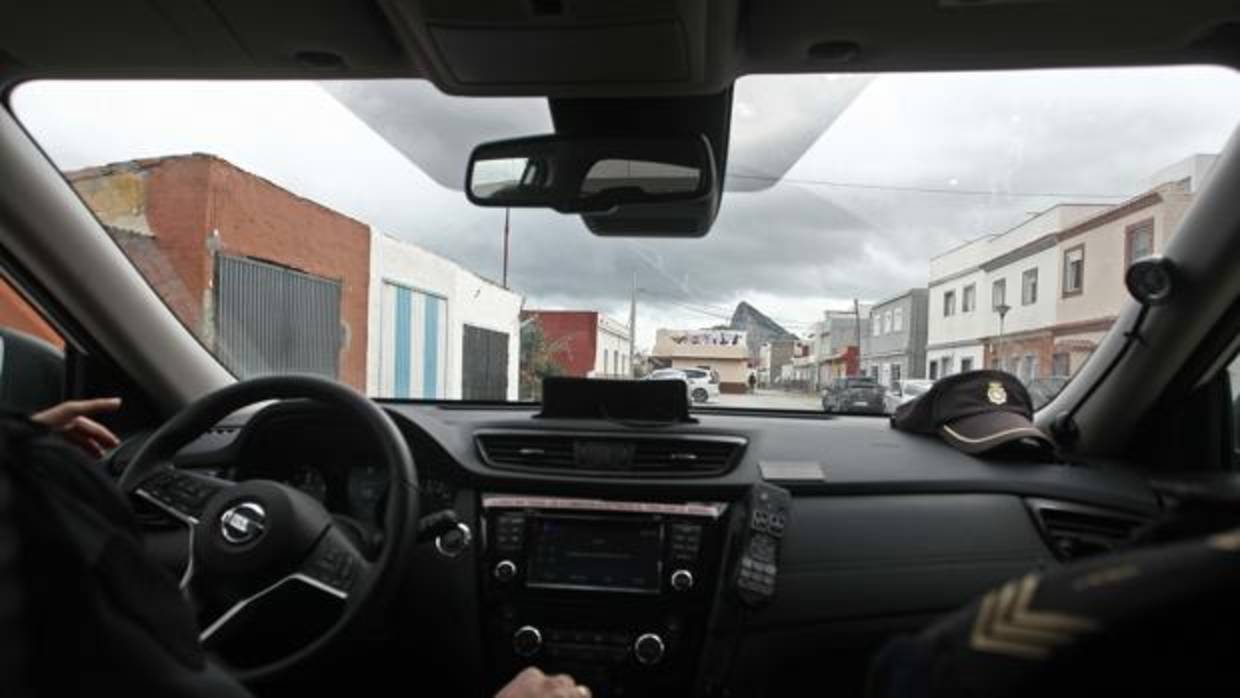 Vídeo: 200 vecinos se lanzan contra la policía para evitar la detención de un narco / Foto: Agentes de la Policía Nacional patrullando en el barrio de La Atunara, en La Línea de la Concepción