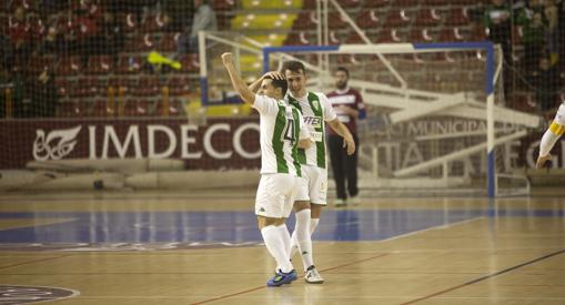 Pakito y Koseki celebran un gol del Itea