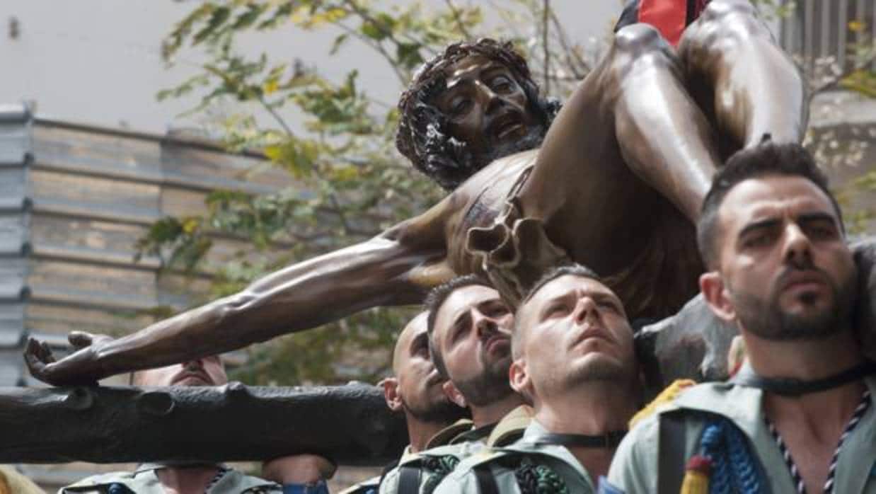 La Legión pone Málaga a los pies de su Cristo de la Buena Muerte