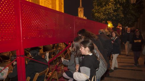 Público tras los palcos de la carrera oficial en la calle Torrijos