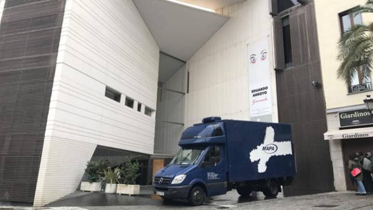 Momento de la llegada de la primera parte del legado del poeta al Centro Lorca de Granada.