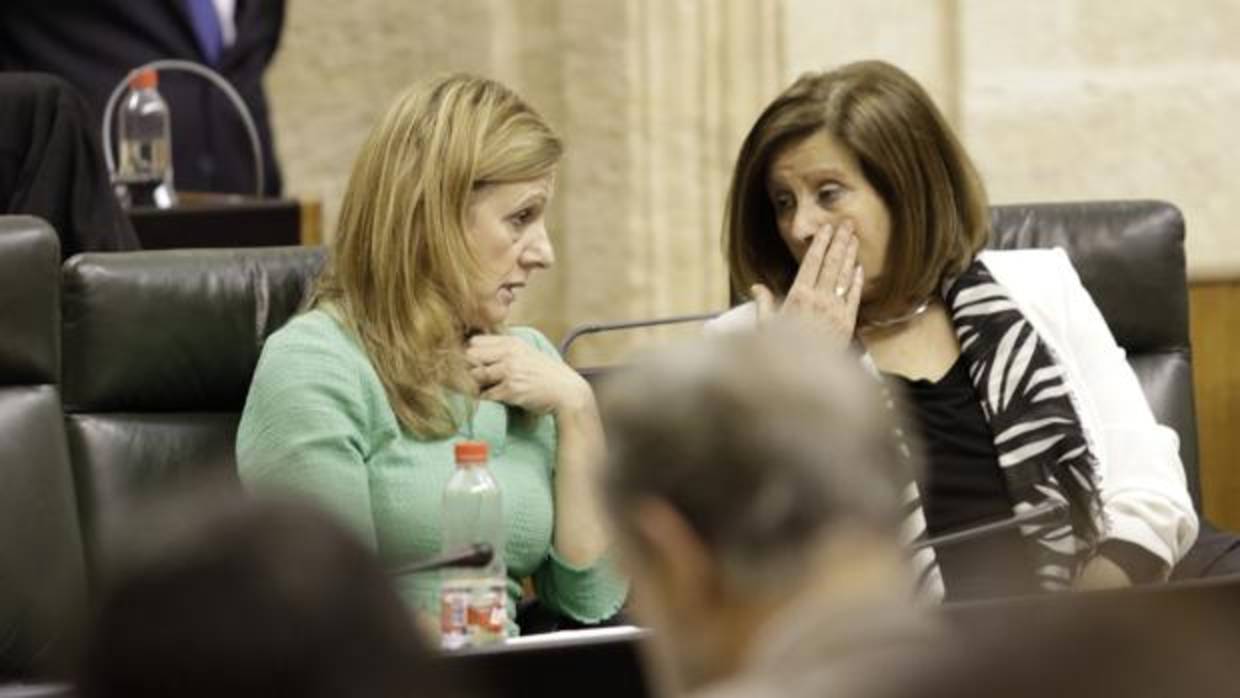 Marina Álvarez, a la izquierda, conversa con María José Sánchez Rubio este jueves en el Parlamento de Andalucía