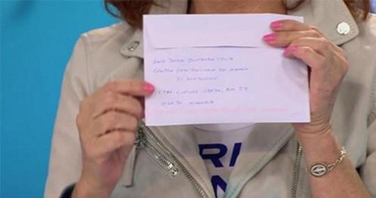 Ana Rosa muestra el sobre con la carta enviada por Ana Julia Quezada